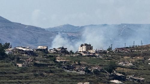 Дым поднимается над разрушенными строениями на юге Ливана, вид с израильской стороны израильско-ливанской границы, на севере Израиля, 14 июня 2026 года