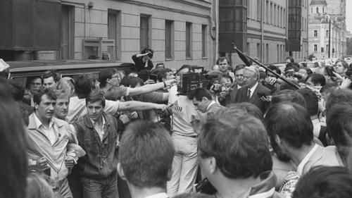 Борис Ельцин направляется на избирательный участок. Москва. 12 июня 1991 года
